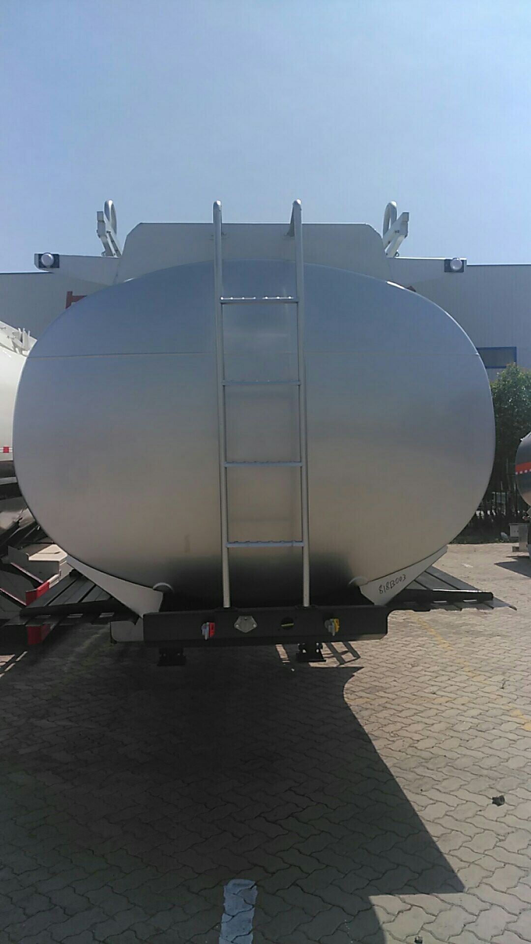 2 axles fuel tanker trailer (8).jpg